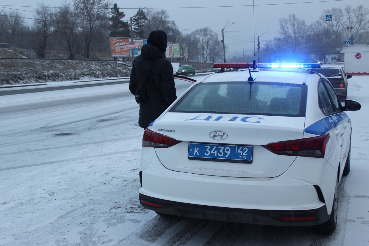 В Прокопьевске полицейские устанавливают обстоятельства дорожно-транспортного происшествия, в результате которого были травмированы 2 человека