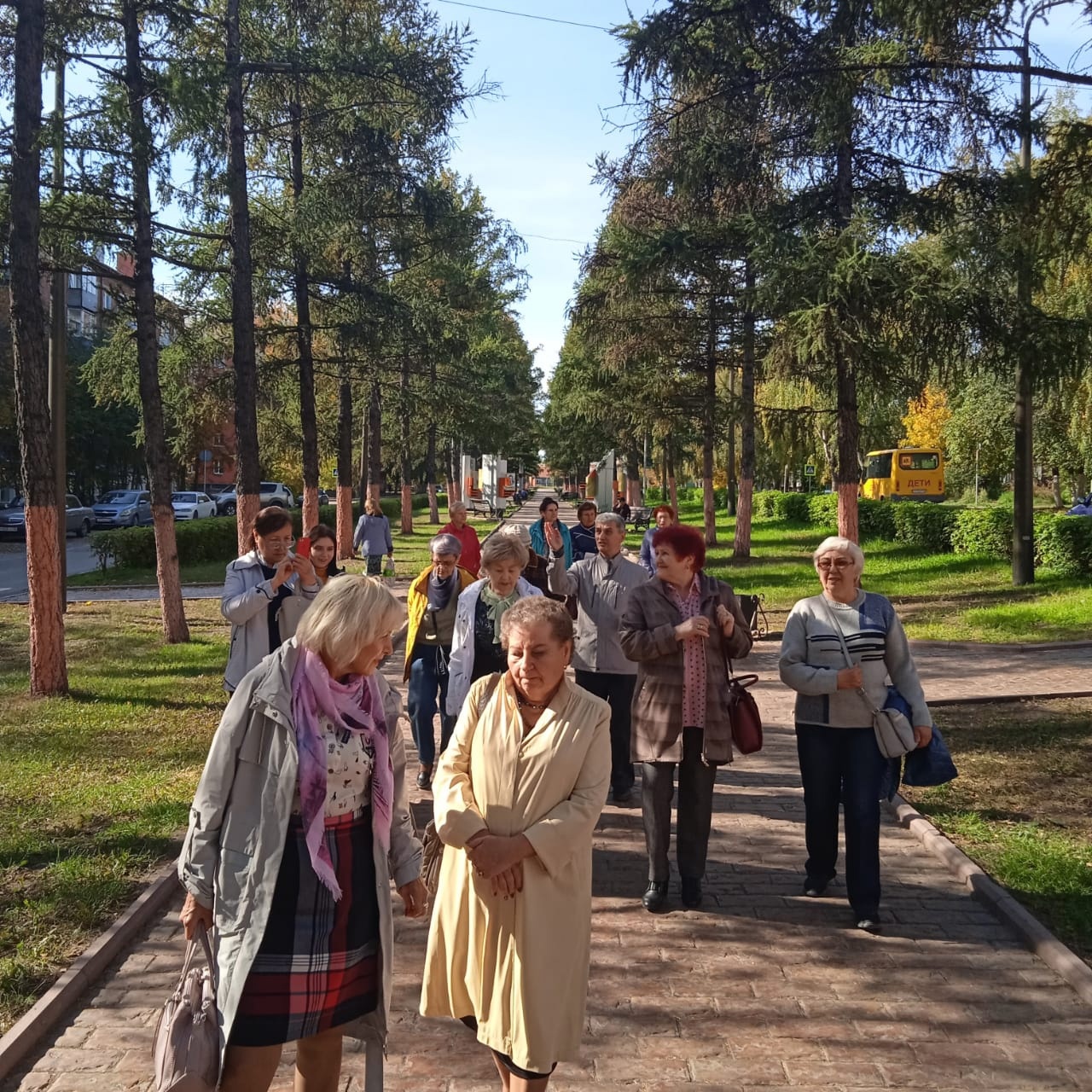 В рамках празднования Дня уважения старшего поколения для ветеранов образовательных учреждений были организованы автобусные экскурсии «Люби и знай родной Прокопьевск»